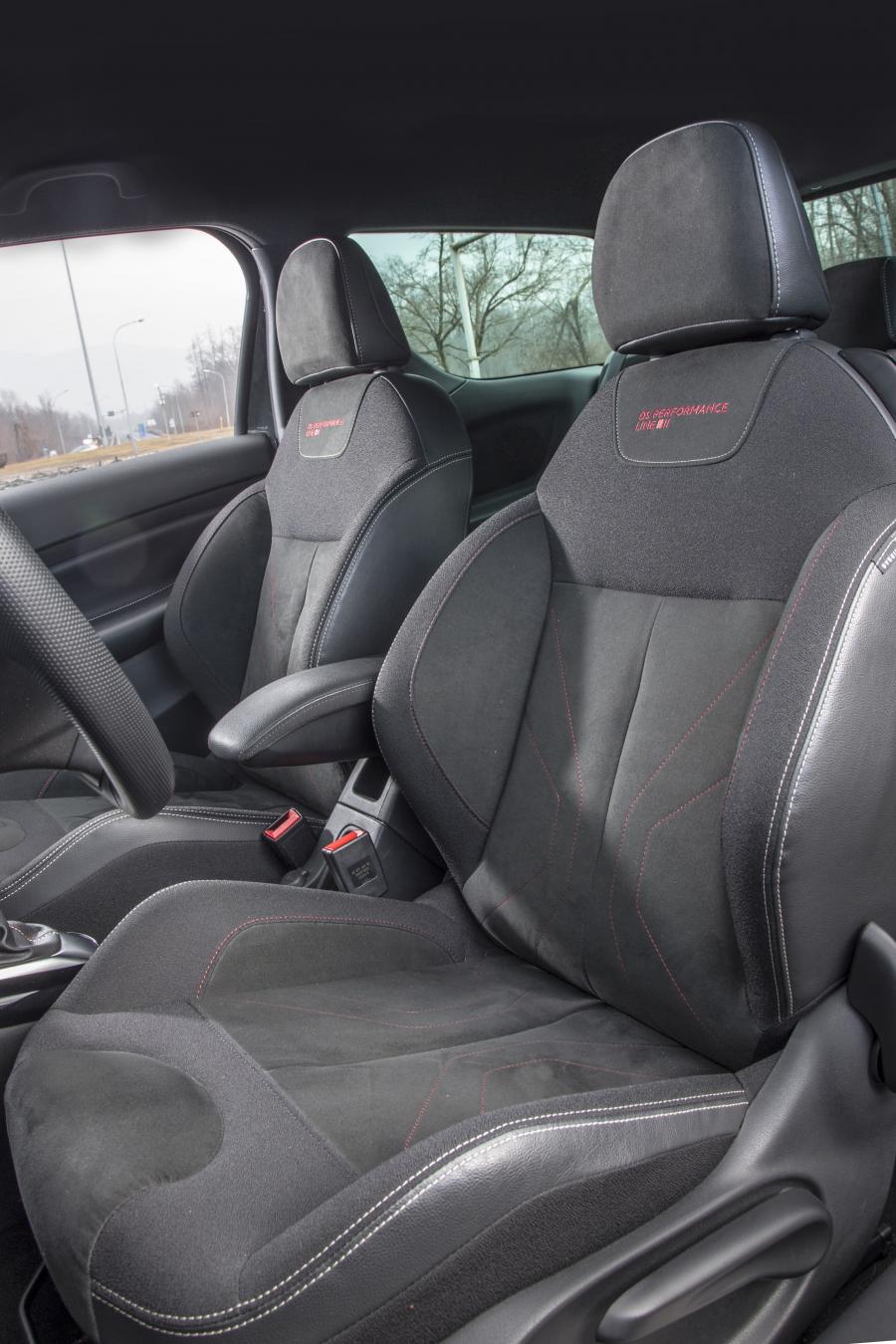 Интерьер DS 3 Cabrio Performance Line 2016 года  (фото 17 из 20)
